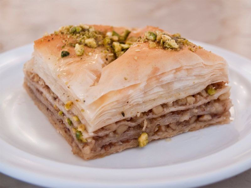 Baklawa grecka - słodki deser z kuchni greckiej. Jego wierzch pokrywają drobno siekane orzechy pistacji
