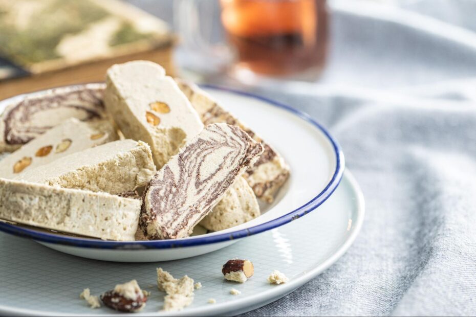 kawałki chałwy na talerzu