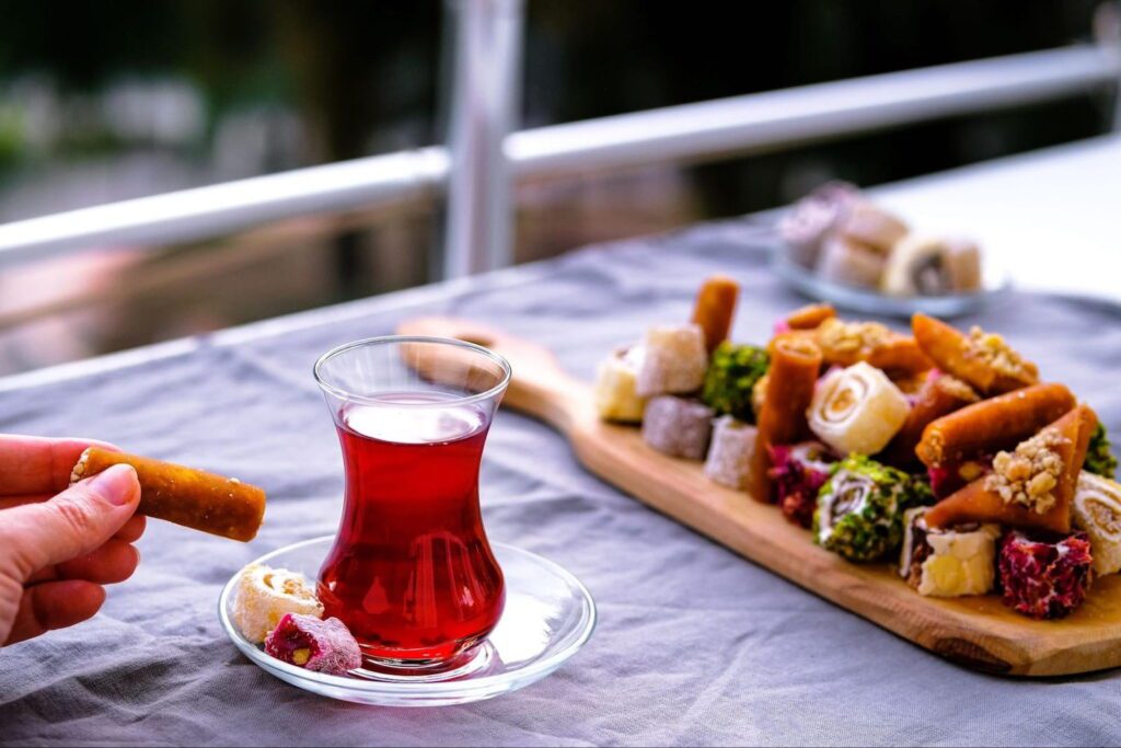 turecka herbata i deska tradycyjnych słodyczy